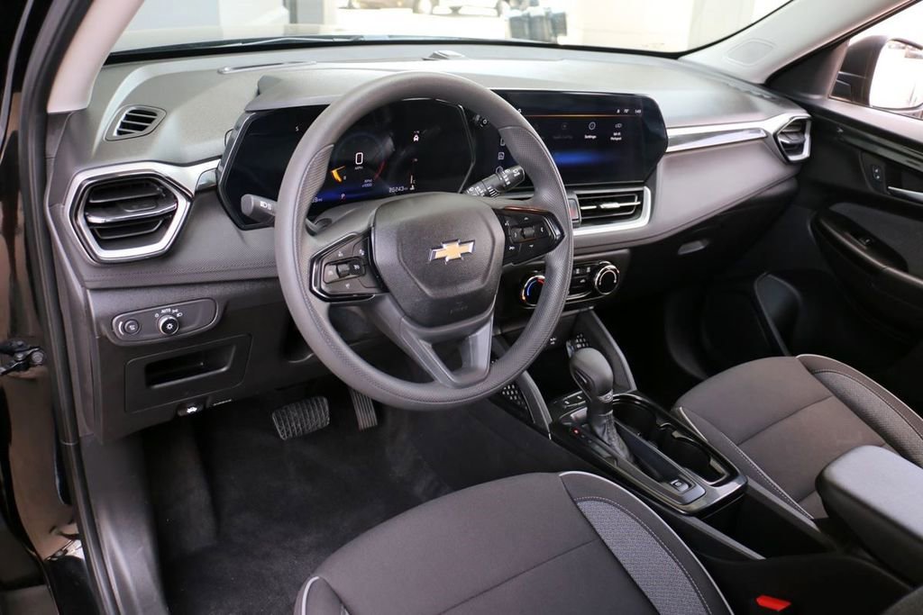 Used 2025 Chevrolet TrailBlazer LS w/ LS Convenience Package FWD image 16
