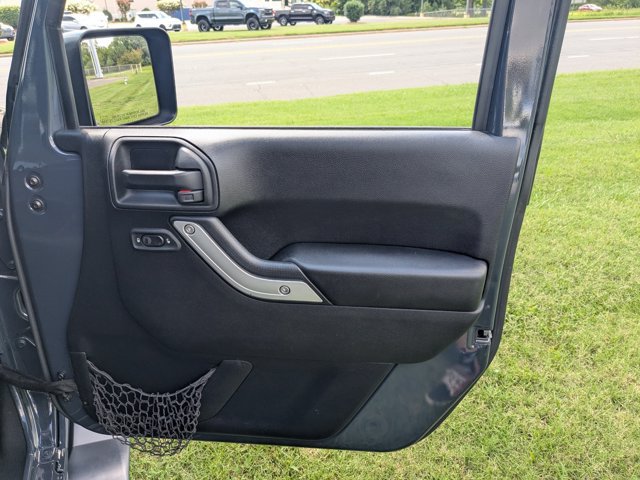 Used 2017 Jeep Wrangler Unlimited Sahara w/ Connectivity Group AWD/4WD image 28