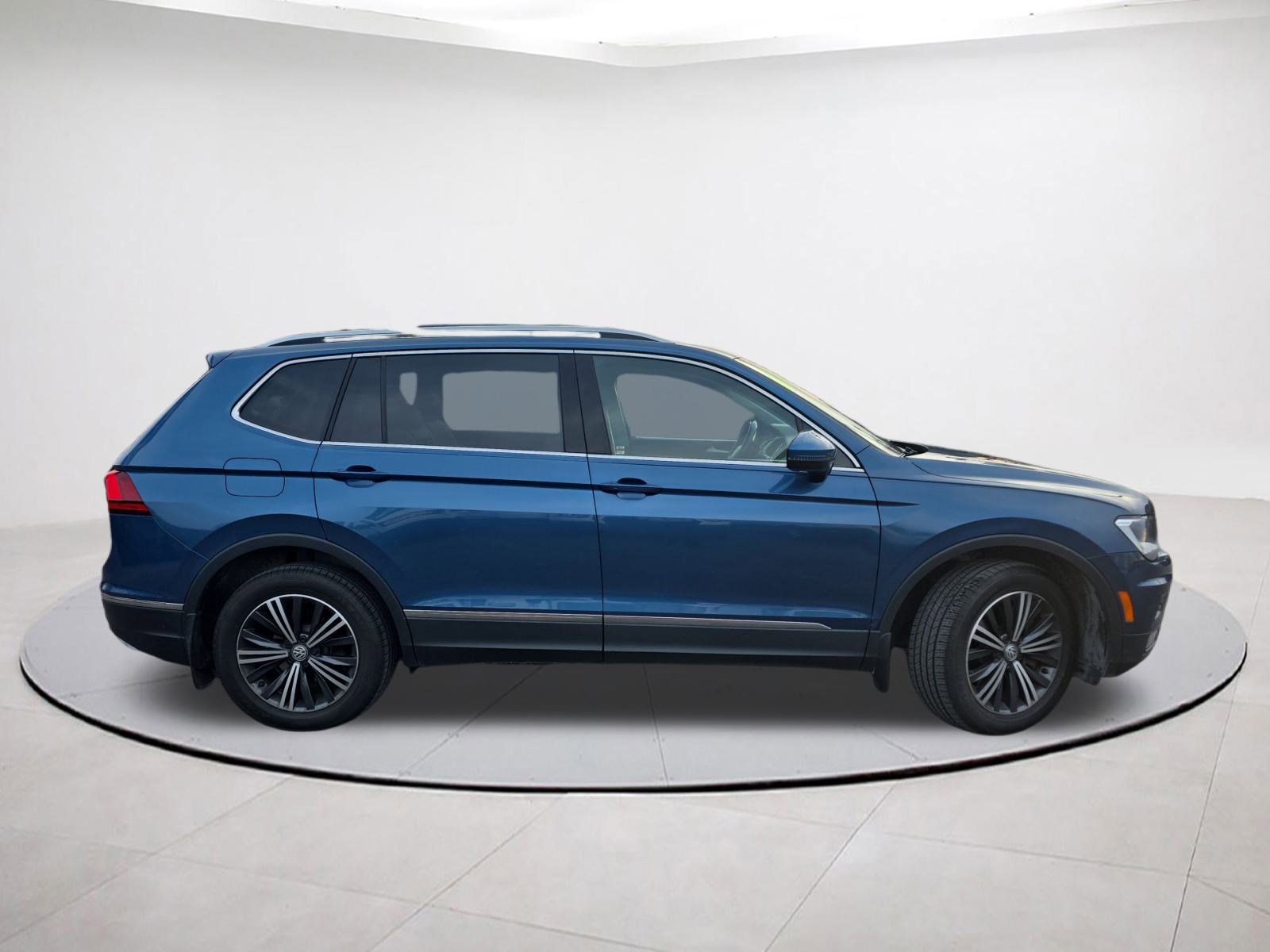 Used 2019 Volkswagen Tiguan SEL w/ 3rd Row Seat Package image 8