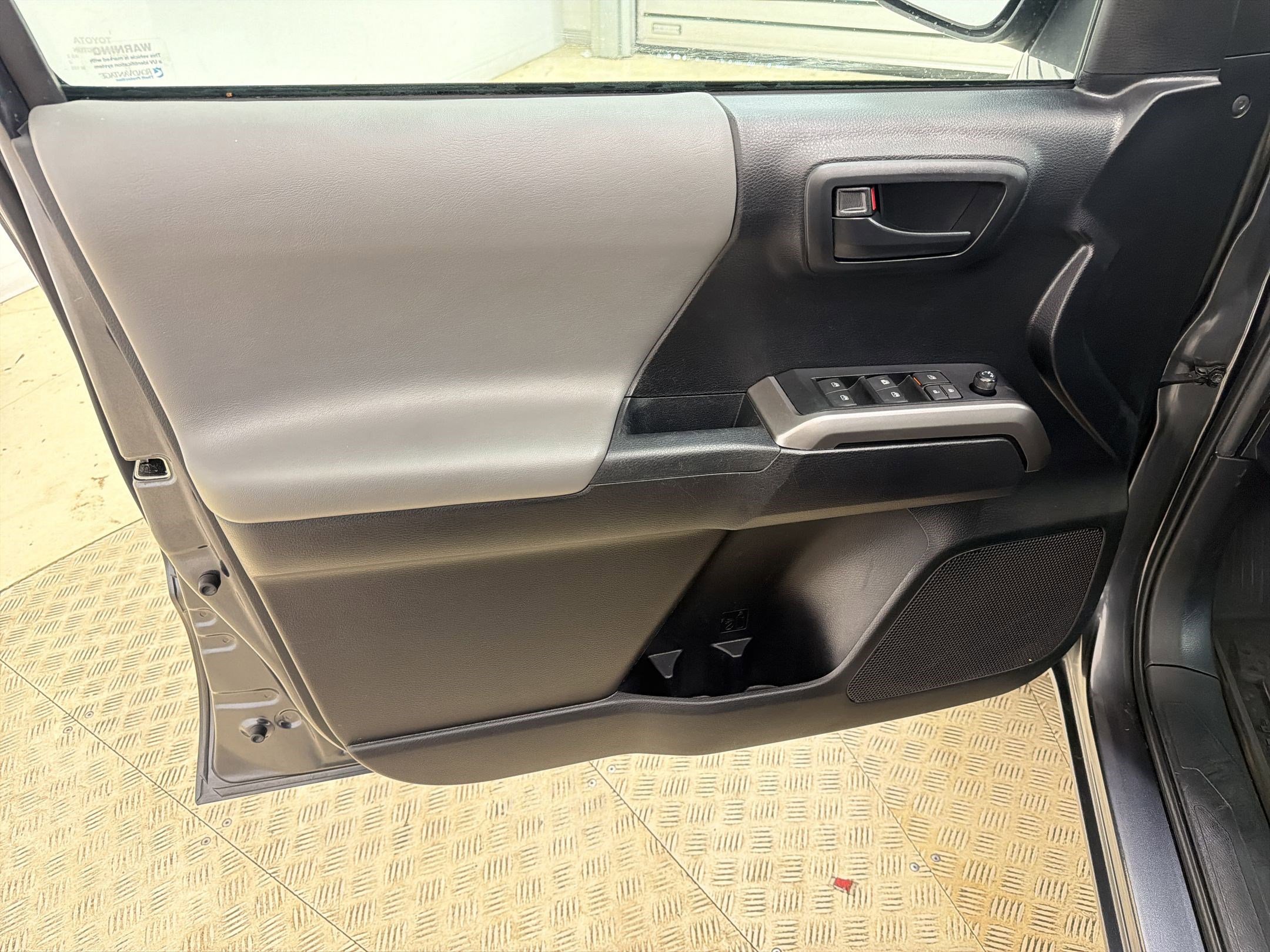 Used 2022 Toyota Tacoma SR5 w/ Technology Package RWD image 21