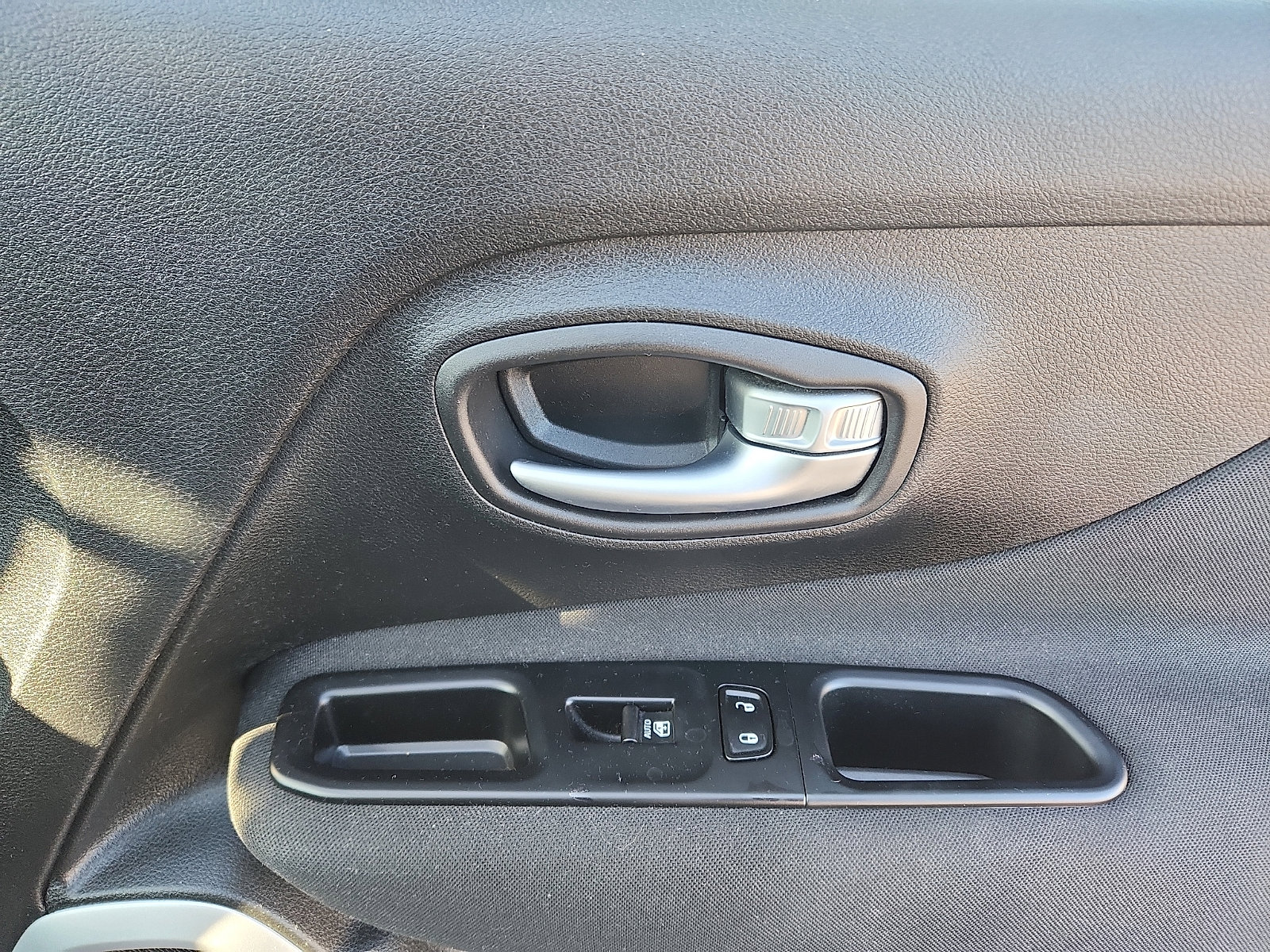 Used 2019 Jeep Renegade Latitude w/ Cold Weather Group image 34