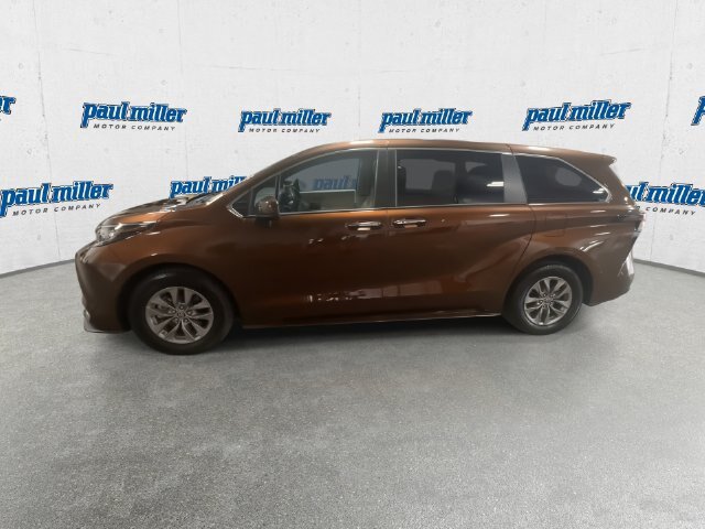 Used 2023 Toyota Sienna XLE FWD image 5