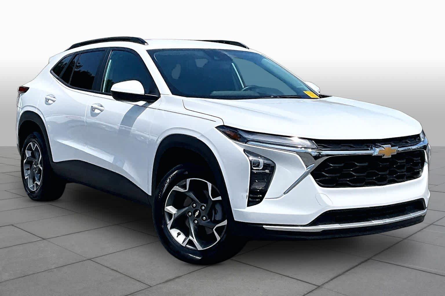 Used 2025 Chevrolet Trax LT w/ Driver Confidence Package FWD image 3