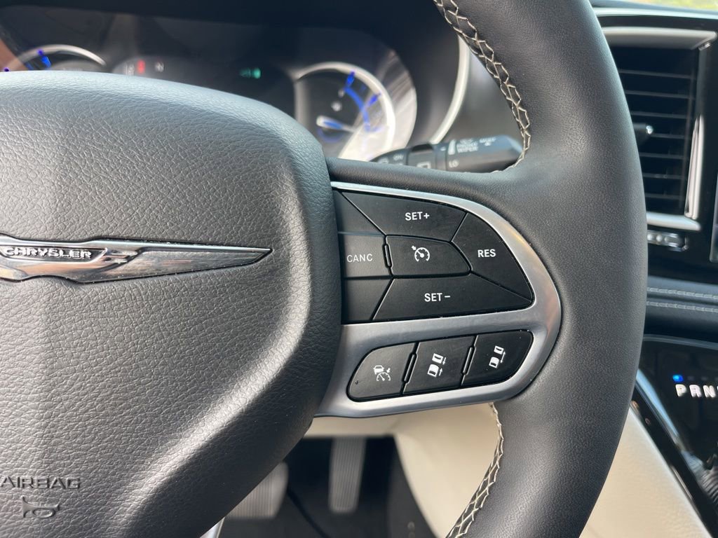 Used 2024 Chrysler Pacifica Select image 17