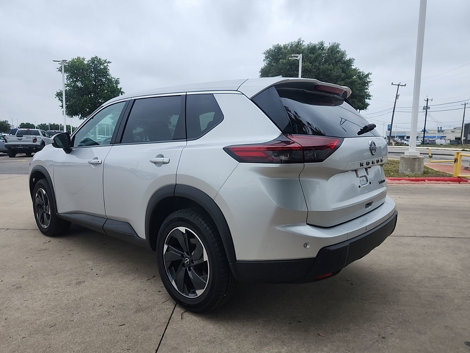 Used 2024 Nissan Rogue SV AWD/4WD image 5