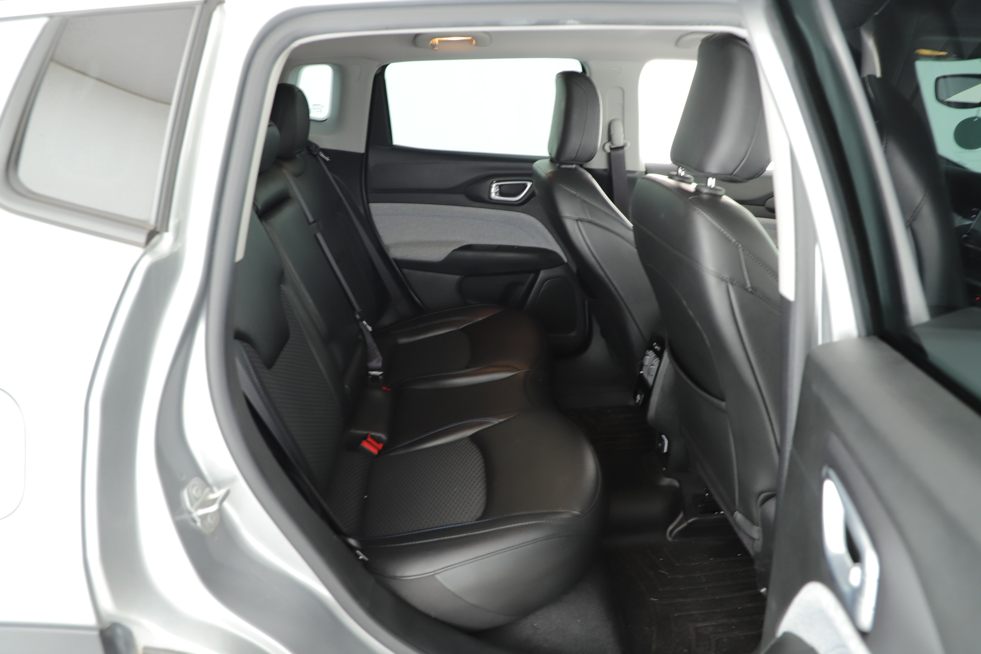 Used 2022 Jeep Compass Latitude FWD image 14