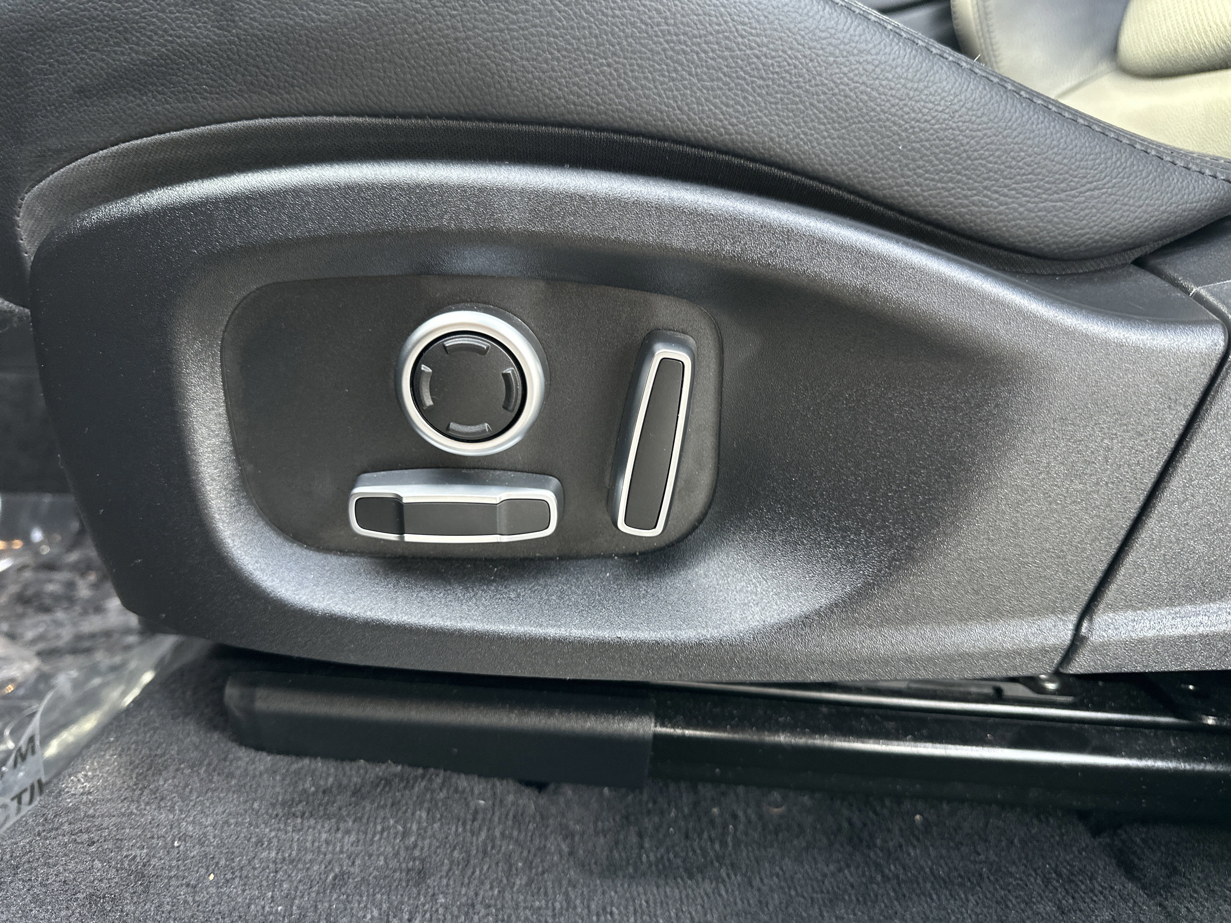 Used 2022 Jaguar E-PACE SE image 16