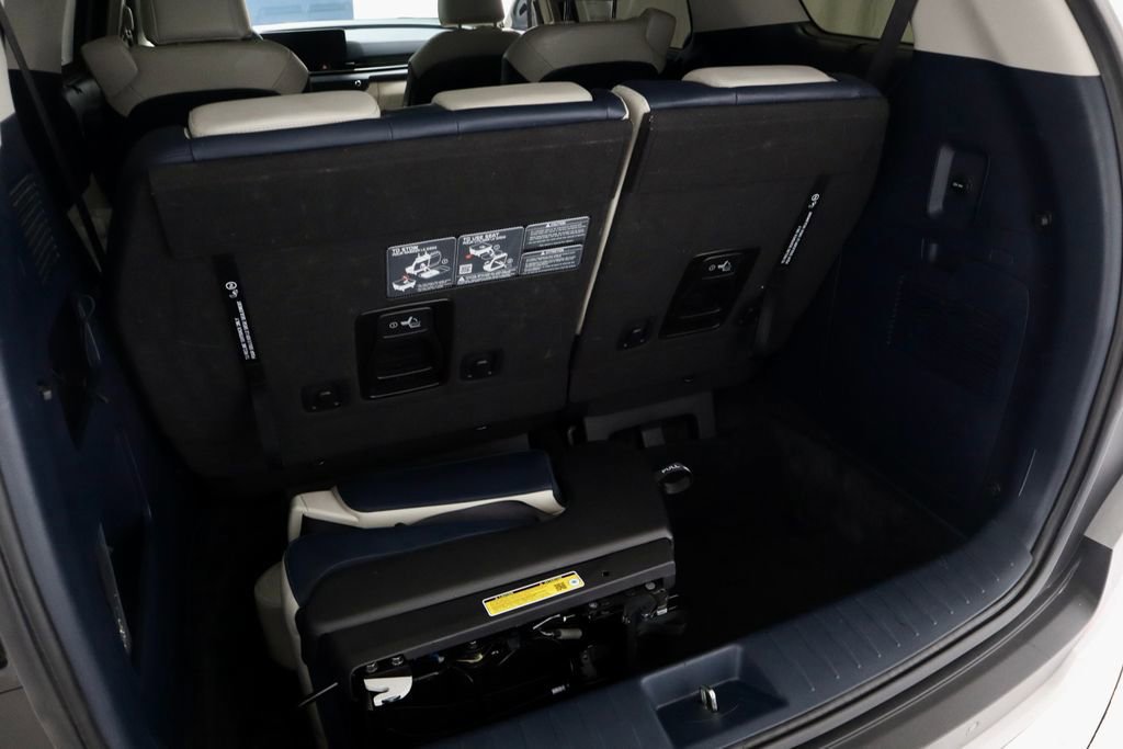 Used 2025 Kia Carnival EX image 16