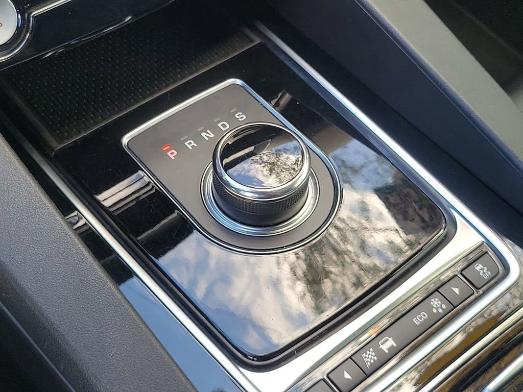 Used 2020 Jaguar F-PACE Premium image 22