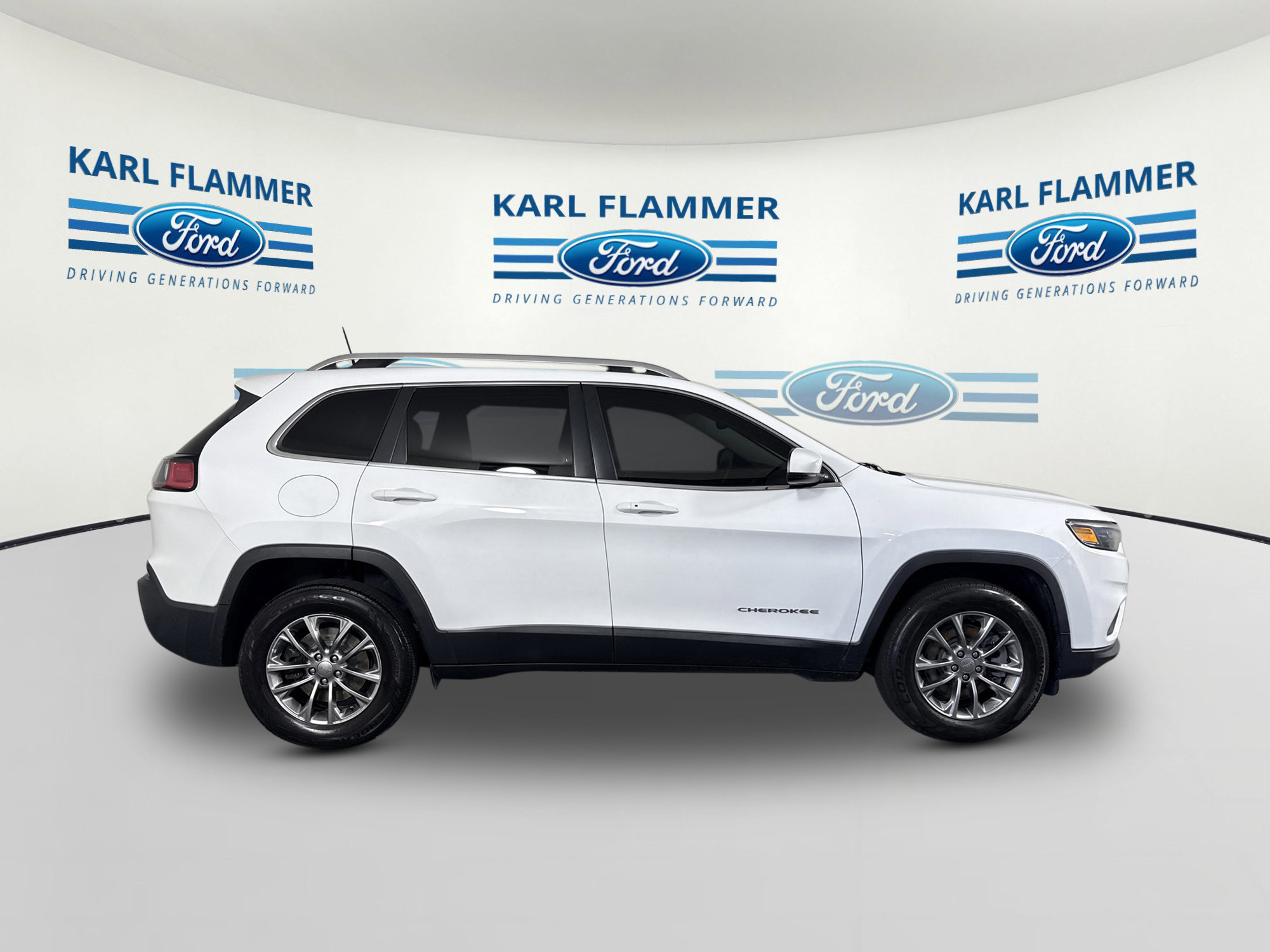Used 2019 Jeep Cherokee Latitude Plus w/ Comfort/Convenience Group image 2