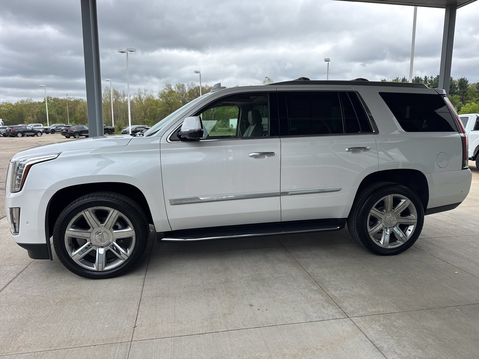 Used 2019 Cadillac Escalade Luxury AWD/4WD image 4