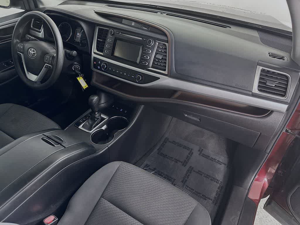 Used 2018 Toyota Highlander LE w/ Carpet Mat Package (TMS) AWD/4WD image 32