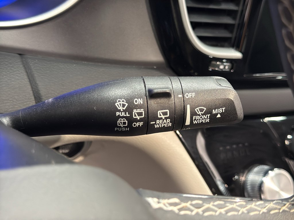 Used 2023 Chrysler Pacifica Touring-L image 15