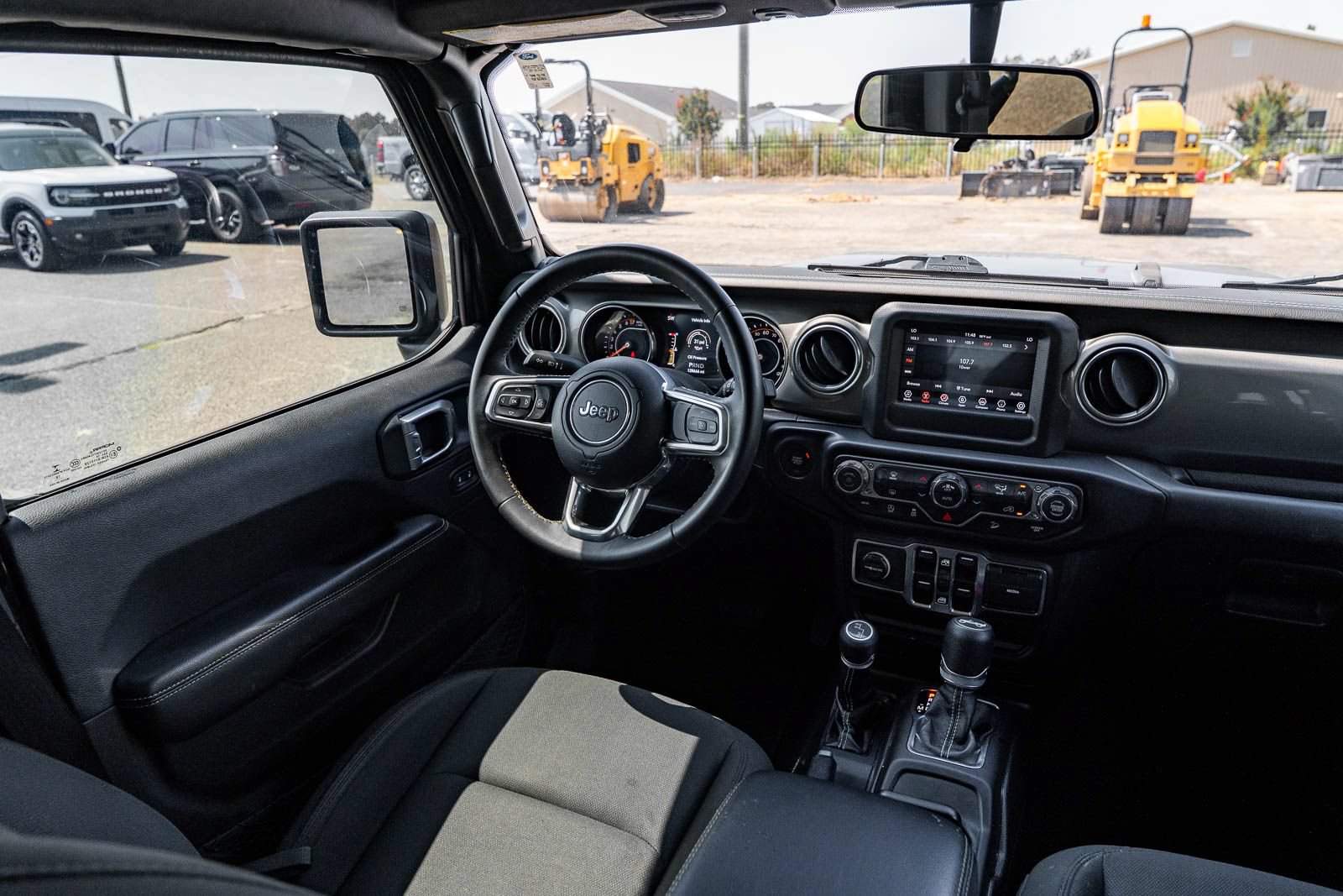 Used 2019 Jeep Wrangler Unlimited Sahara AWD/4WD image 30