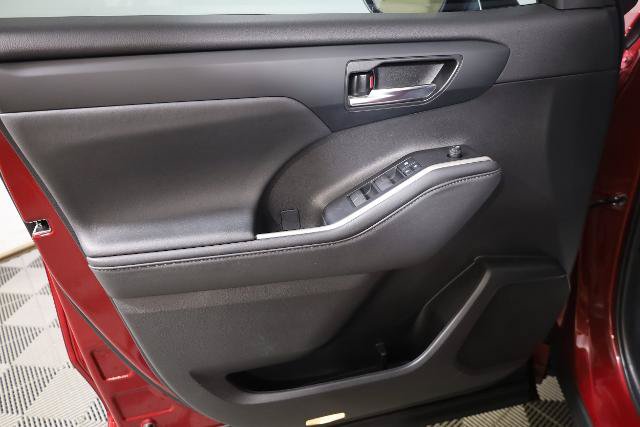 Used 2022 Toyota Highlander XSE AWD/4WD image 25