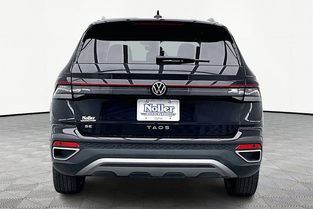 Used 2025 Volkswagen Taos SE image 3