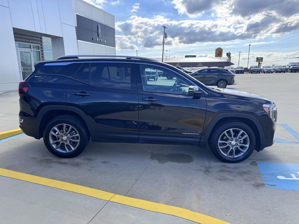 Used 2023 GMC Terrain SLT image 3