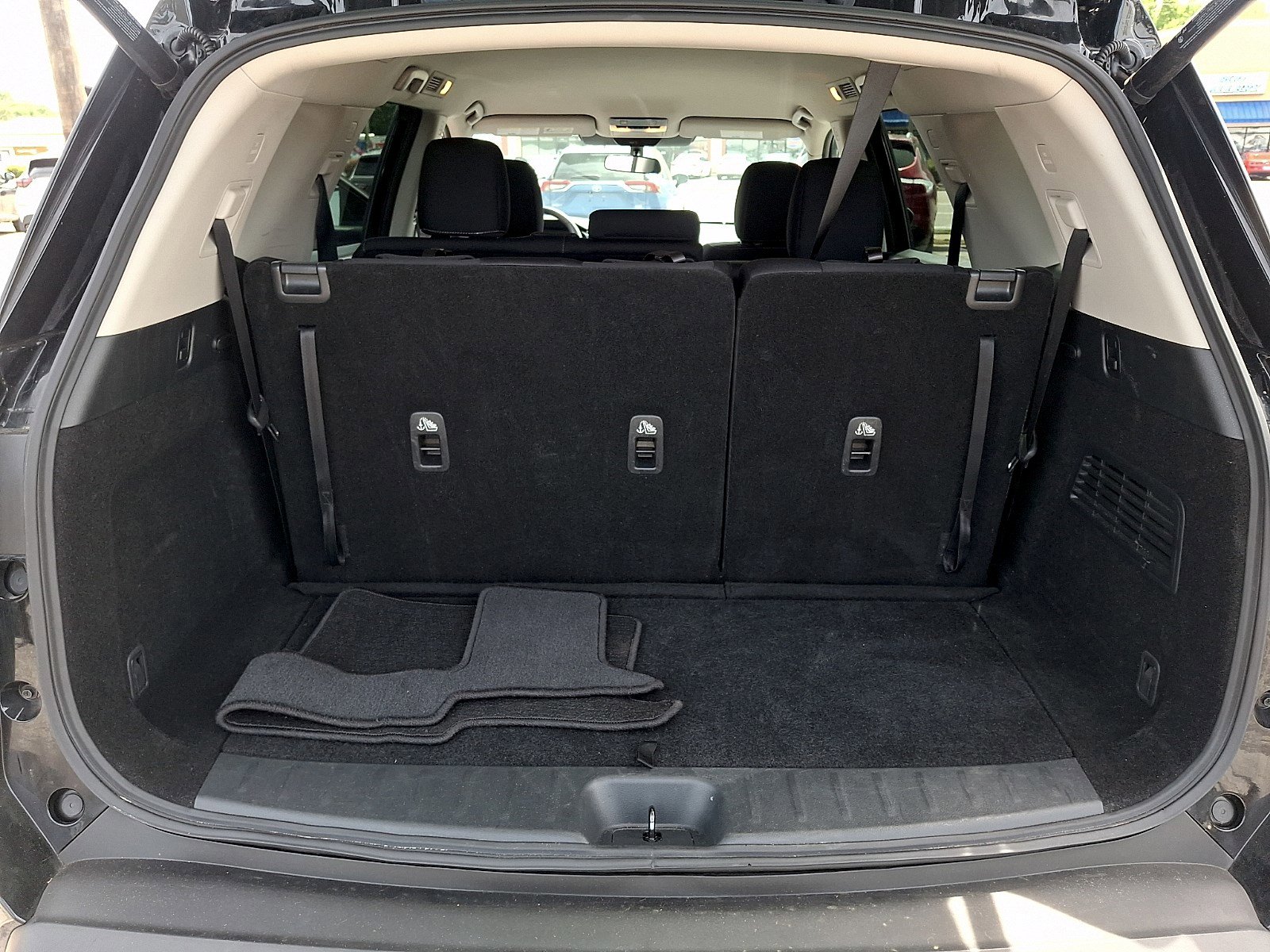 Used 2025 Nissan Pathfinder SV image 28