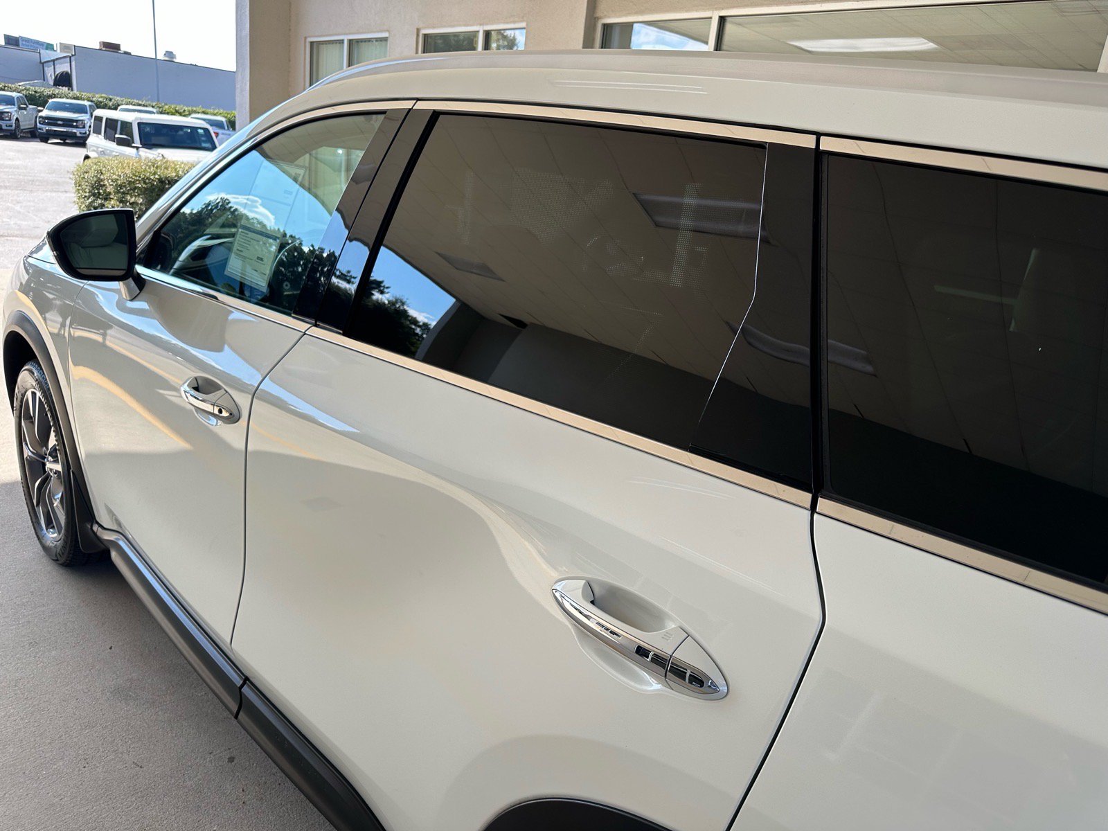 Used 2023 INFINITI QX60 Luxe w/ Cargo Package FWD image 12