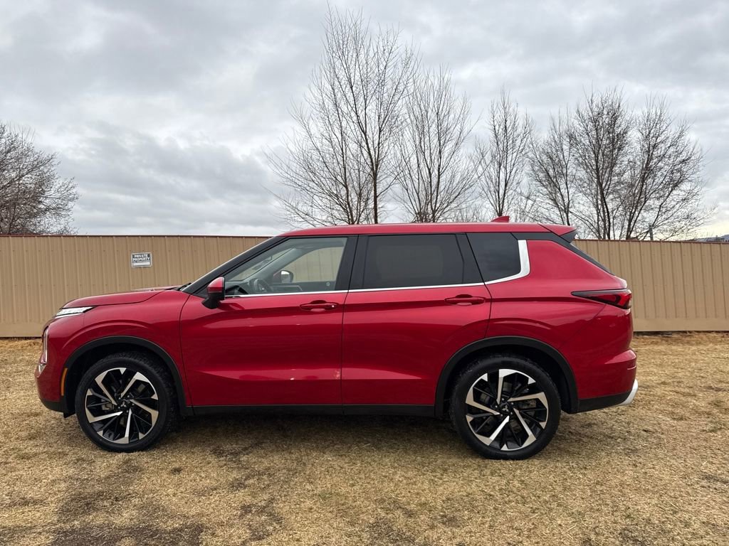 Used 2024 Mitsubishi Outlander SE image 2