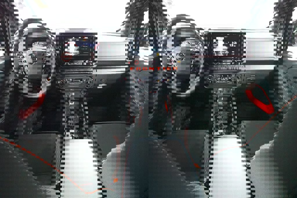 Used 2025 Nissan Frontier PRO-4X w/ Pro Convenience Package image 11