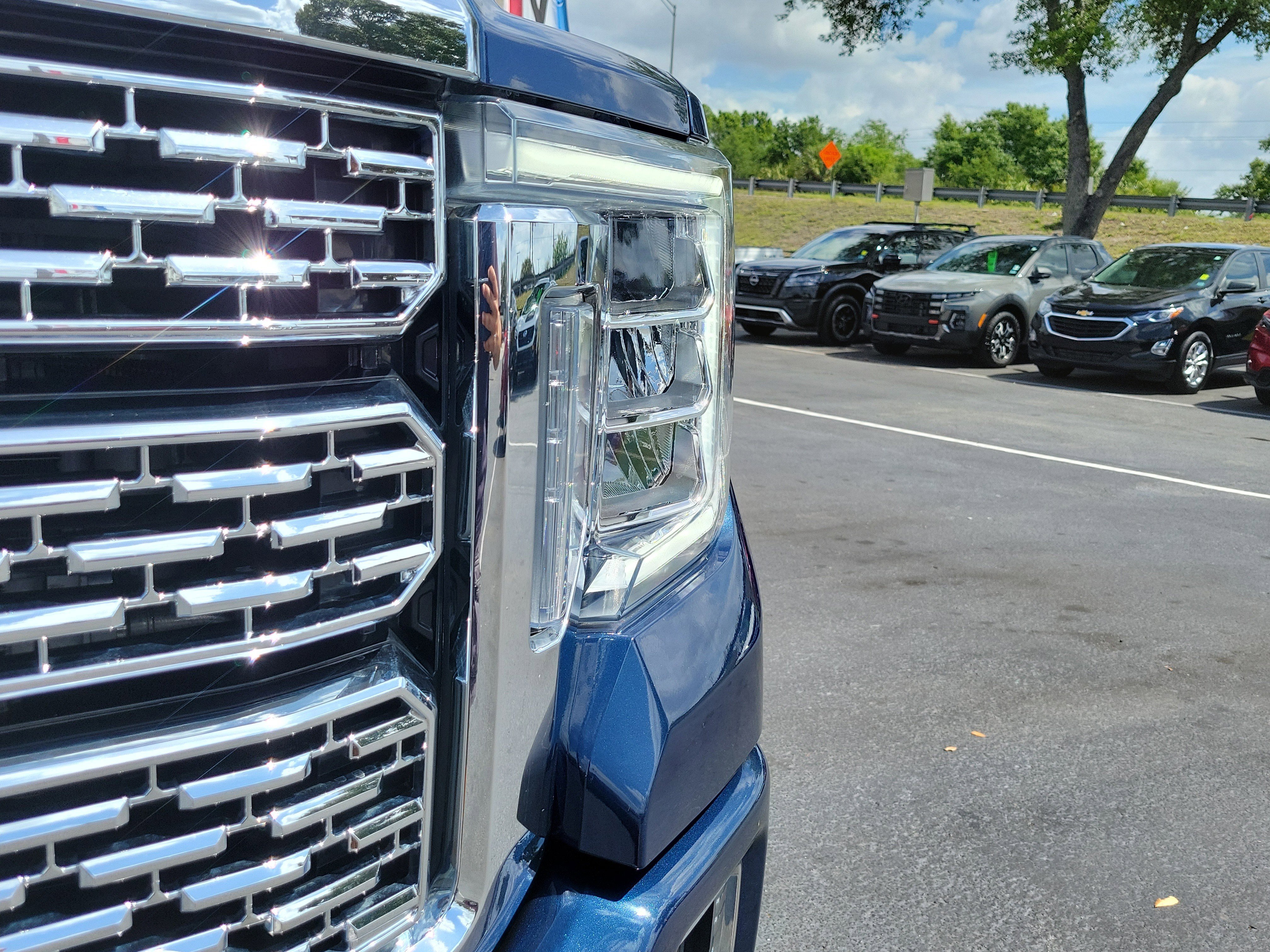 Used 2023 GMC Sierra 2500 Denali w/ Technology Package AWD/4WD image 3