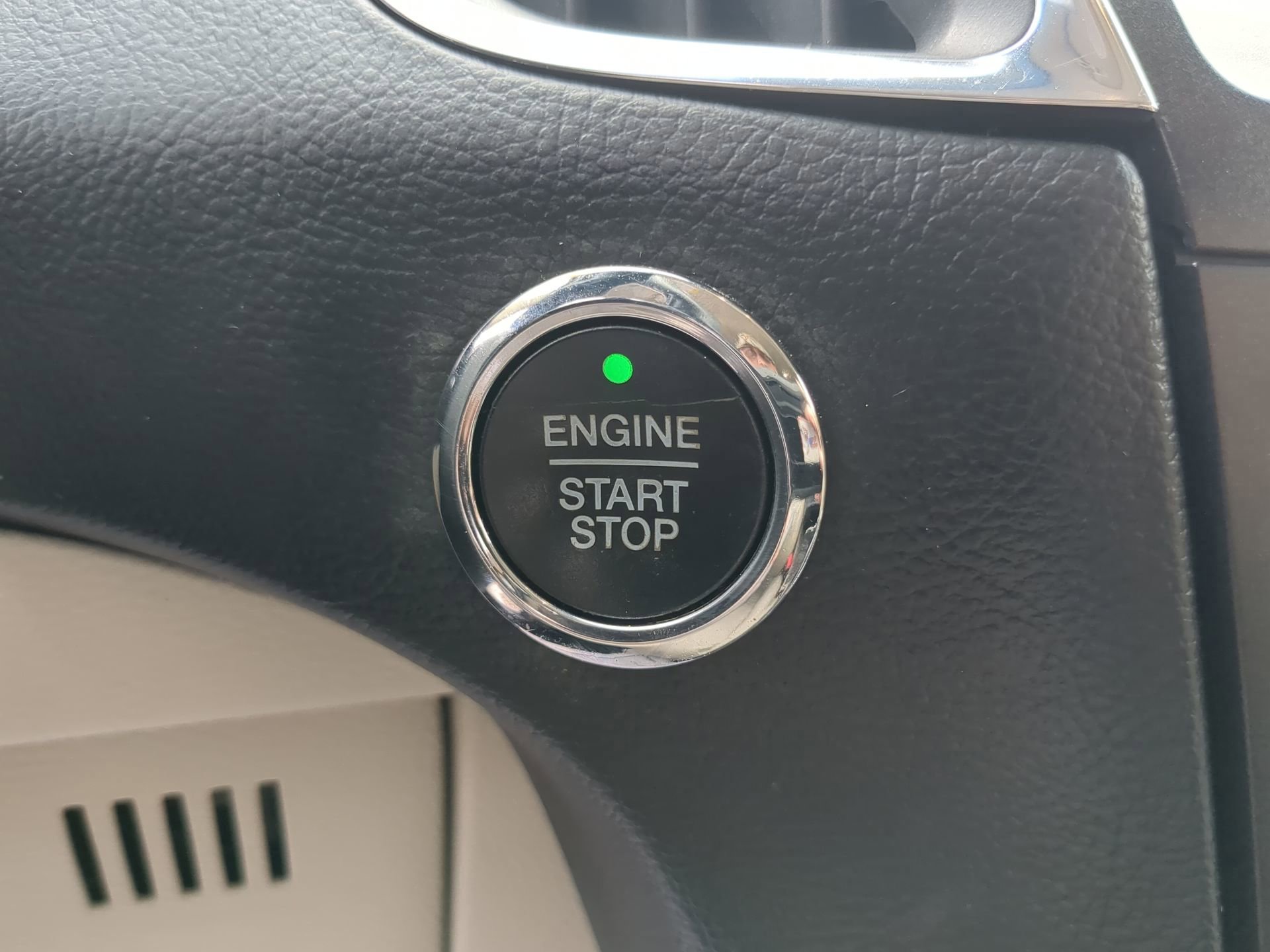 Certified 2018 Ford Edge Titanium w/ Ford Safe & Smart Package image 60