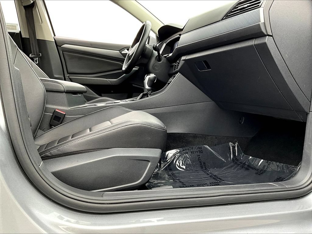 Used 2024 Volkswagen Jetta SE FWD image 34