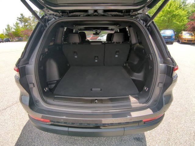Used 2024 Jeep Grand Cherokee Altitude AWD/4WD image 32
