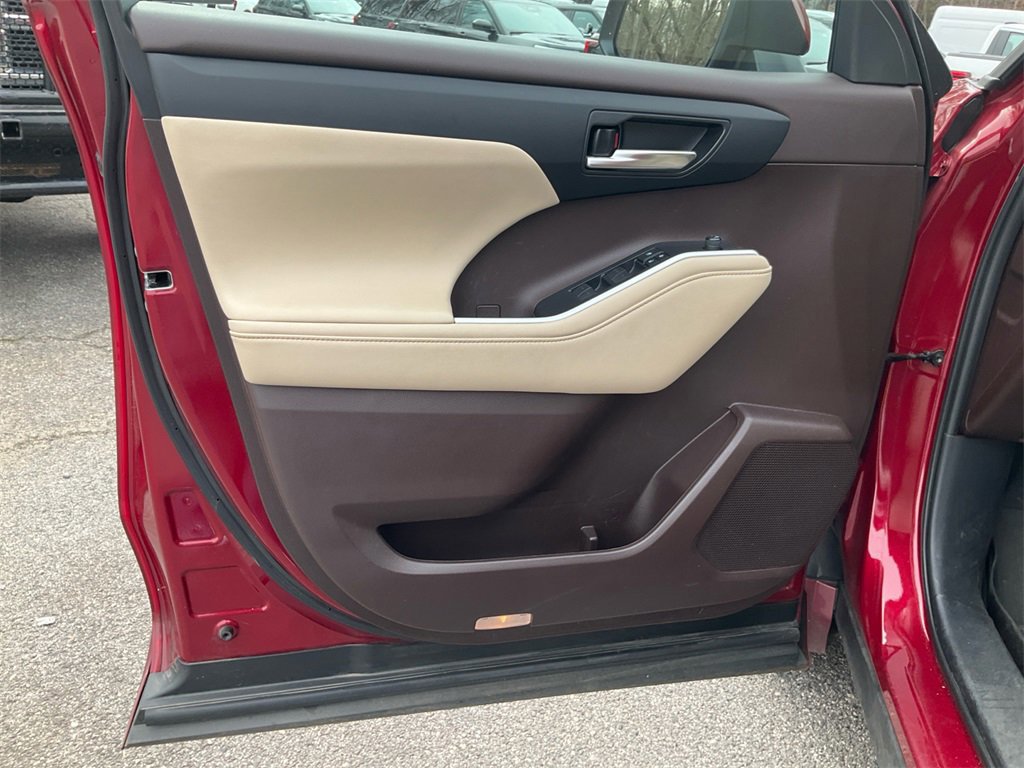 Used 2021 Toyota Highlander XLE image 17