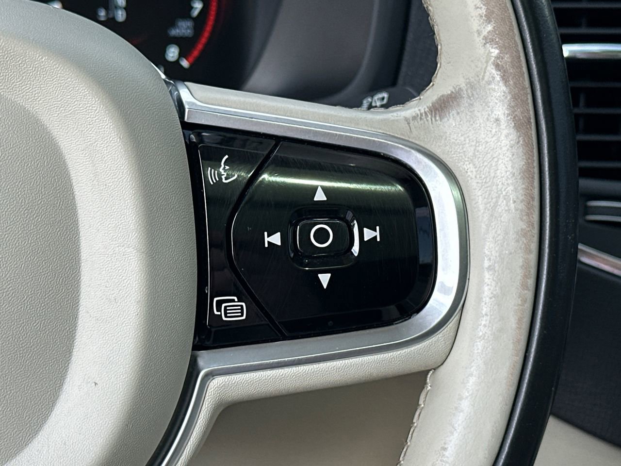 Used 2018 Volvo XC90 T5 Momentum w/ Convenience Package AWD/4WD image 26
