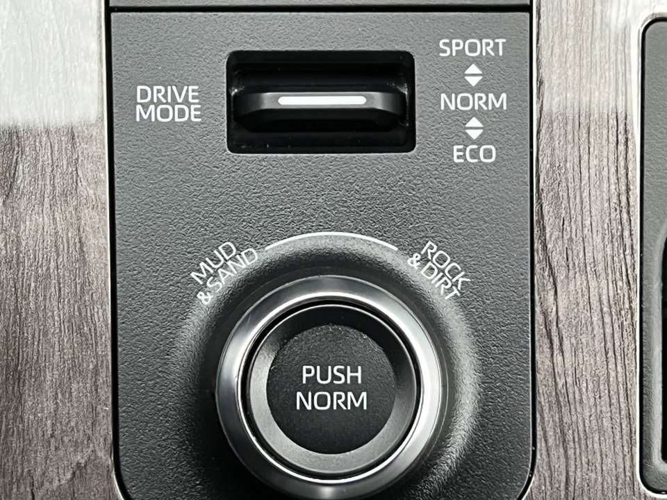 Used 2023 Toyota Highlander Limited image 32