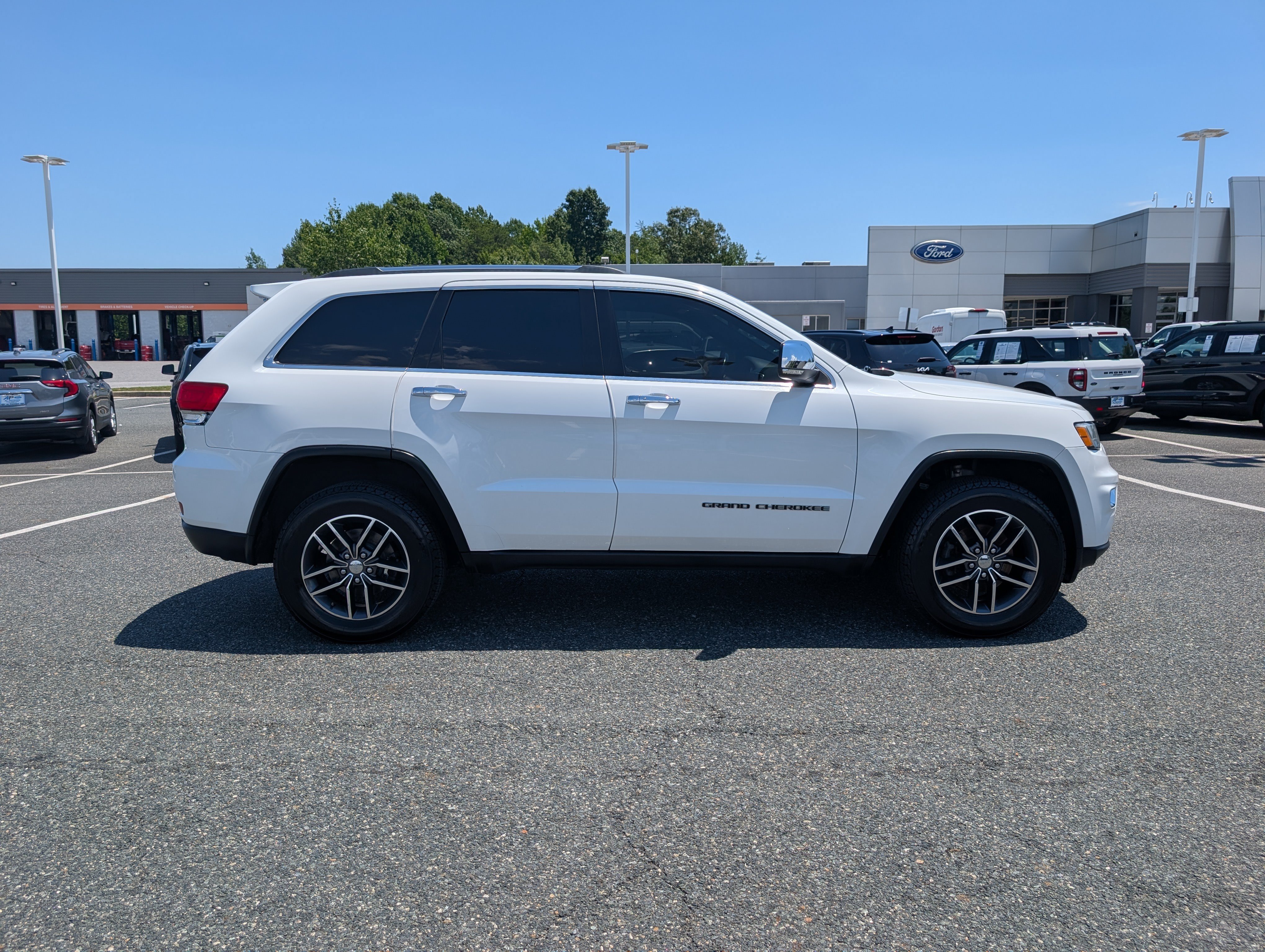 Used 2018 Jeep Grand Cherokee Limited AWD/4WD image 2