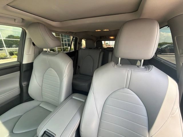 Used 2024 Toyota Highlander XLE AWD/4WD image 12