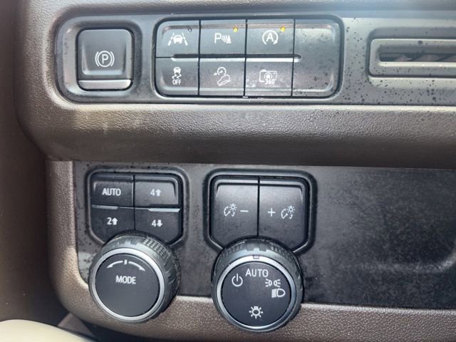 Used 2023 Chevrolet Tahoe Z71 w/ Luxury Package AWD/4WD image 24