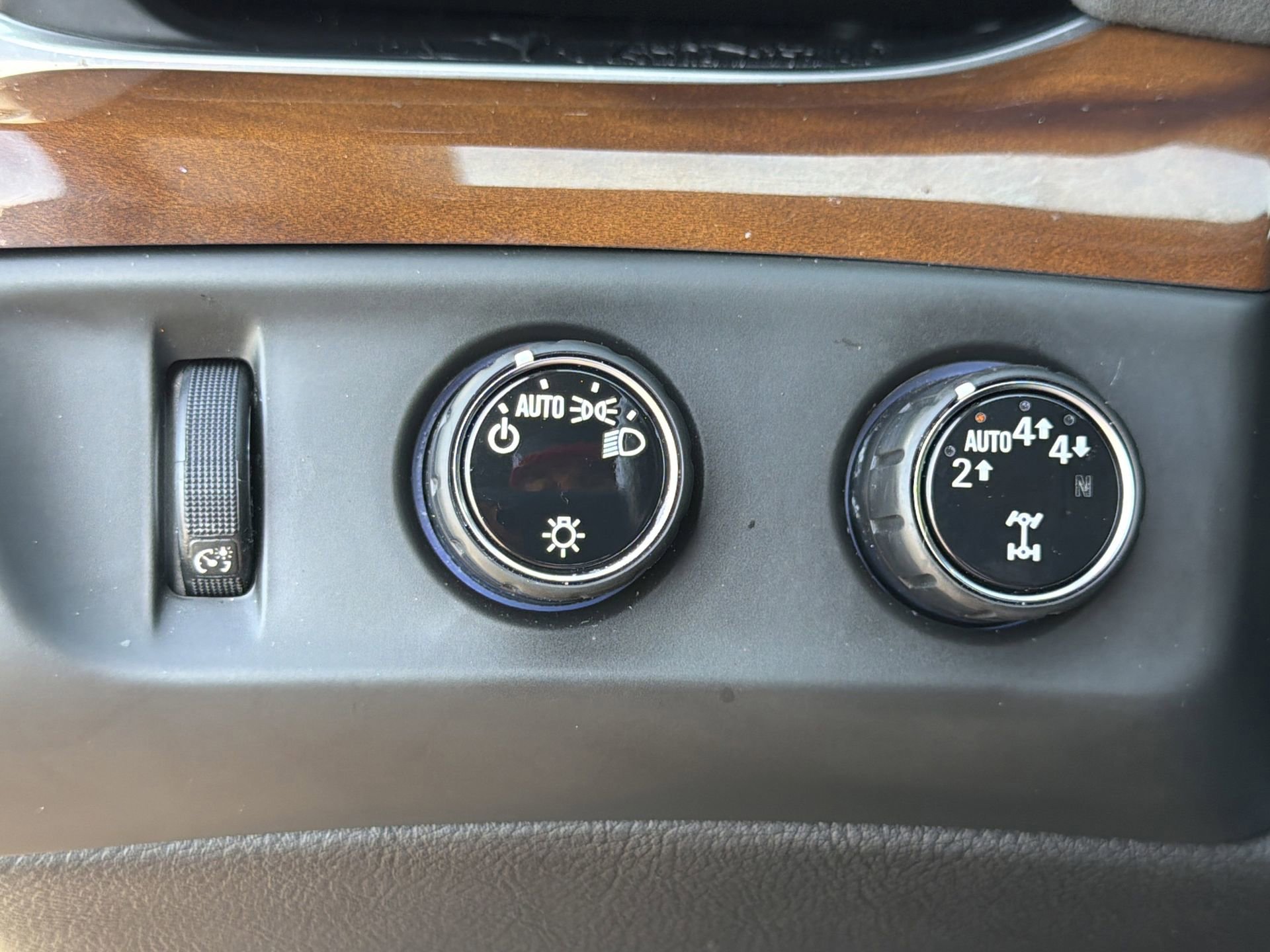 Used 2020 Cadillac Escalade Luxury w/ Escalade Sport Edition AWD/4WD image 23