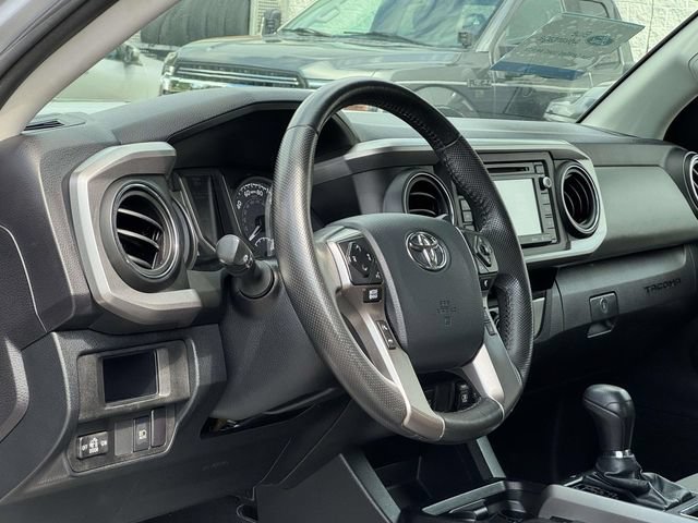 Used 2018 Toyota Tacoma SR5 w/ Four Season Floor Mat Package AWD/4WD image 27