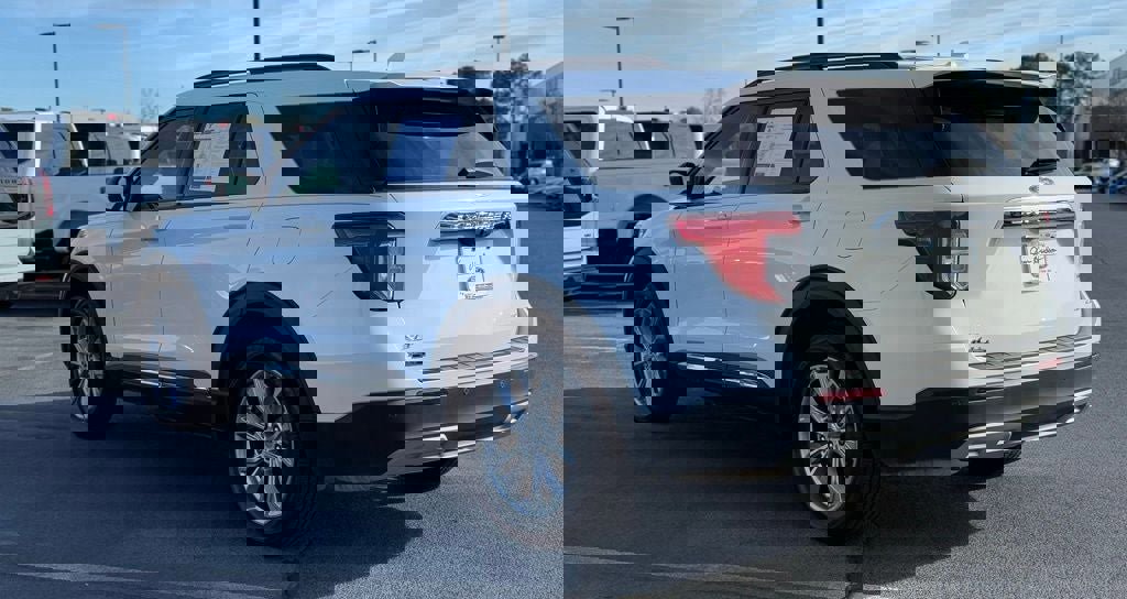 Certified 2024 Ford Explorer XLT w/ Equipment Group 202A image 4