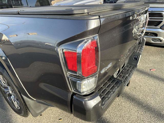Used 2022 Toyota Tacoma Limited image 33