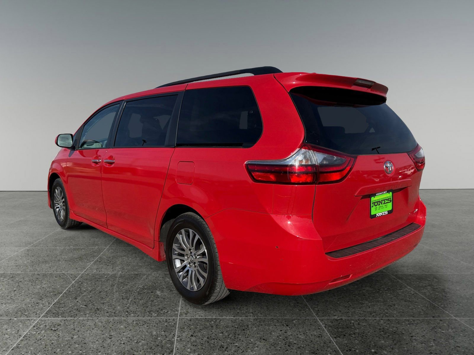 Used 2020 Toyota Sienna XLE image 5