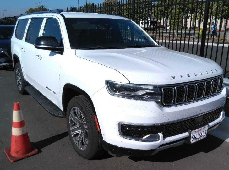 Used 2024 Jeep Wagoneer L Series II w/ Flexible Seating Group AWD/4WD image 3