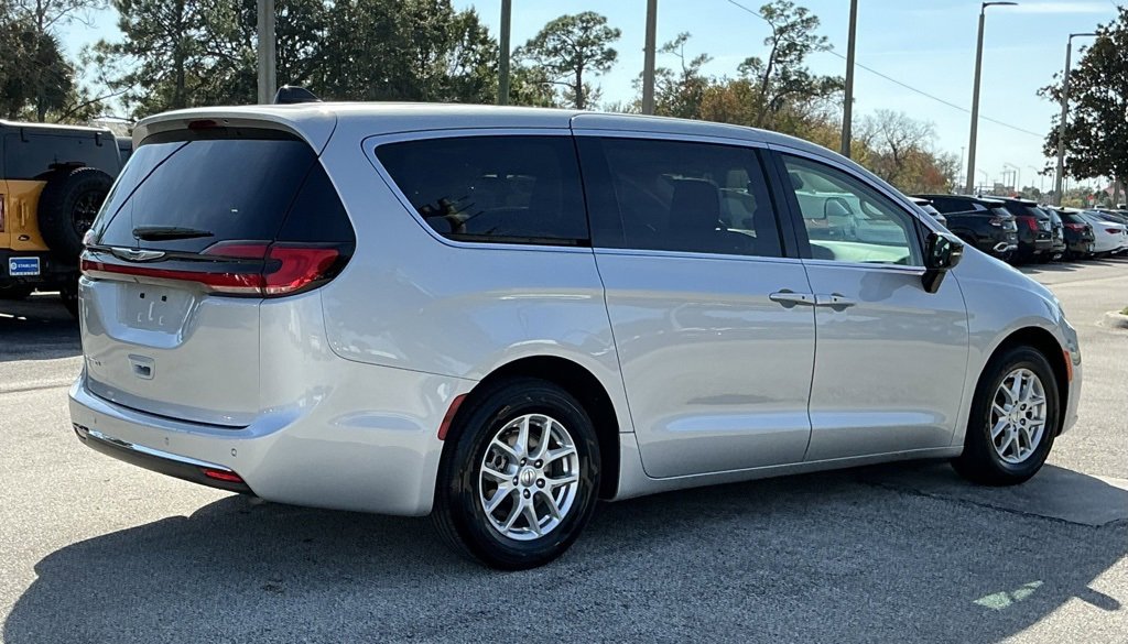 Used 2024 Chrysler Pacifica Touring-L image 13