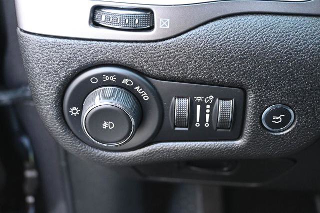 Used 2019 Jeep Cherokee Latitude Plus w/ Comfort/Convenience Group AWD/4WD image 33