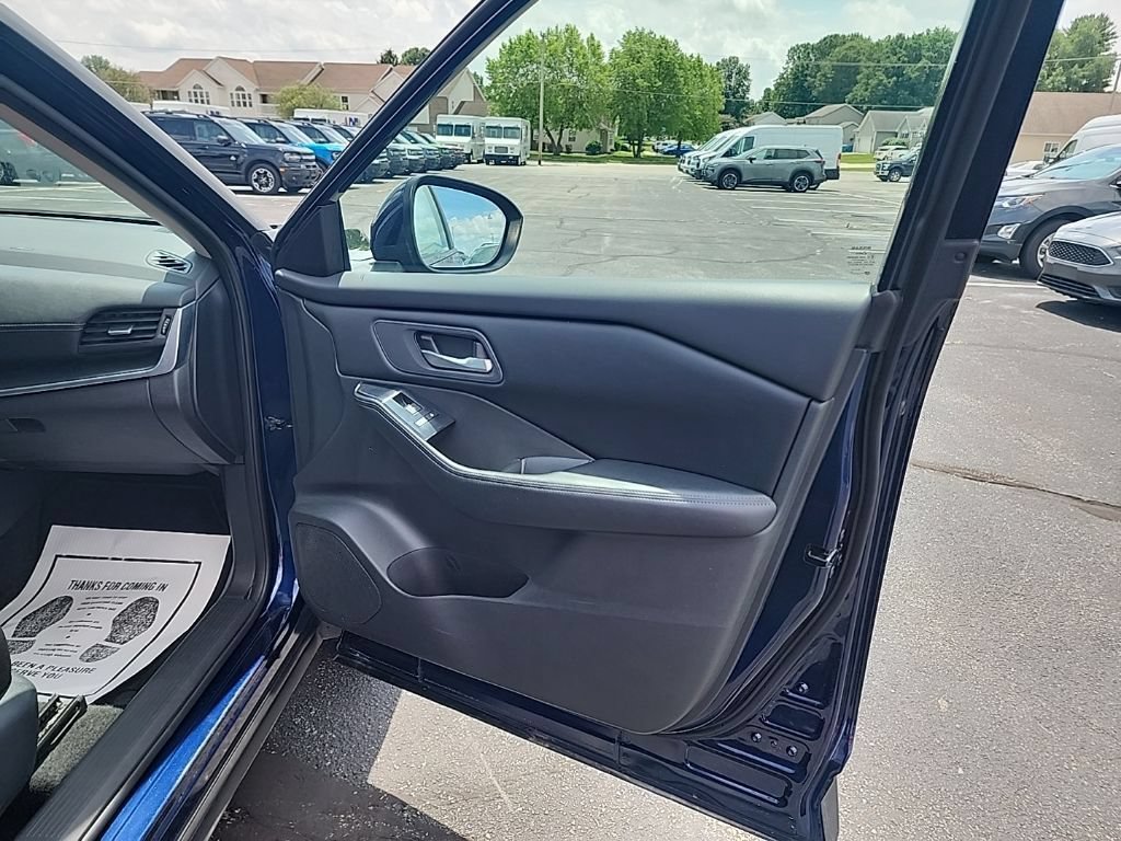 Used 2025 Nissan Rogue SV AWD/4WD image 16