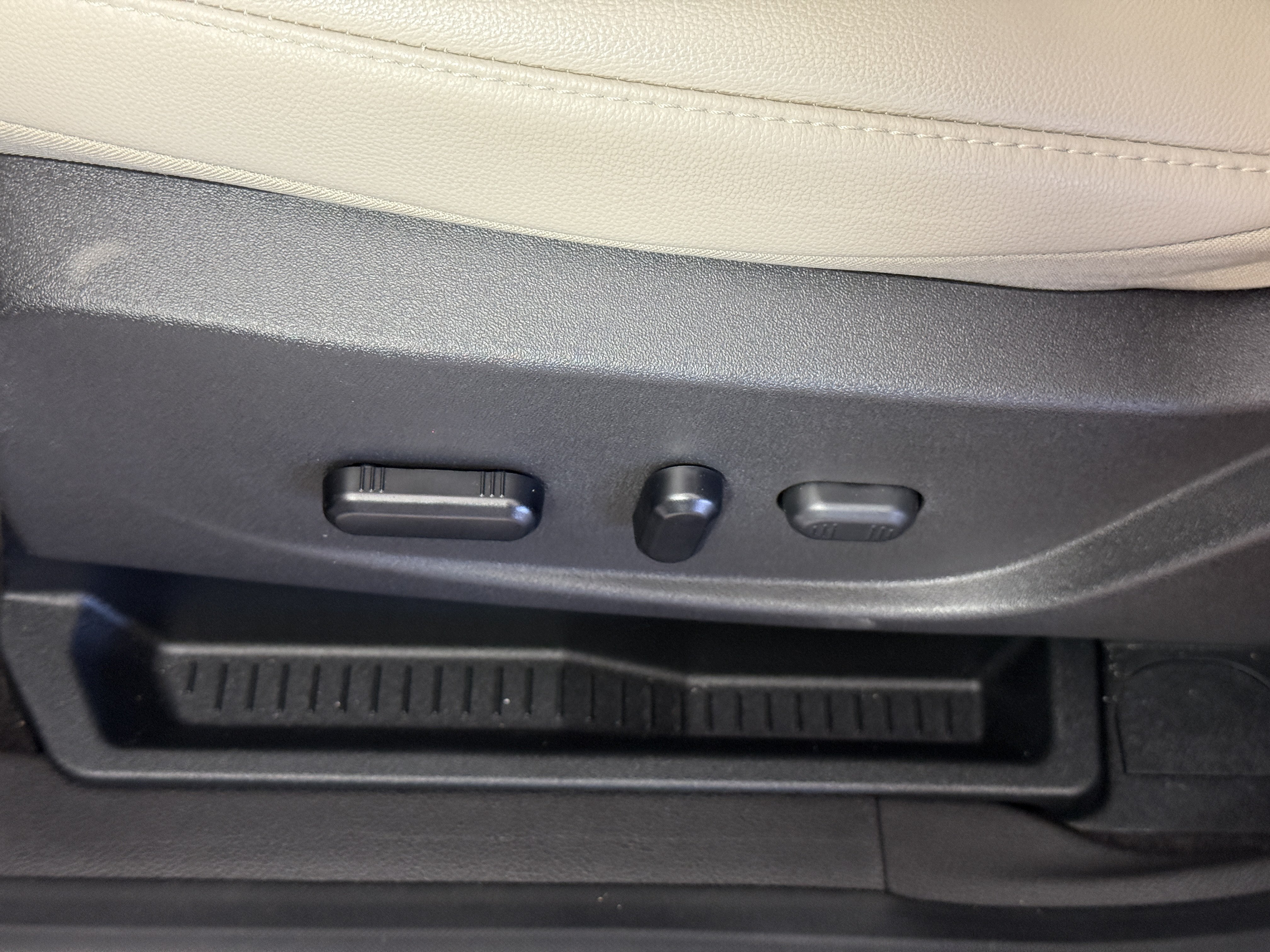 Certified 2019 Ford Escape SEL FWD image 17