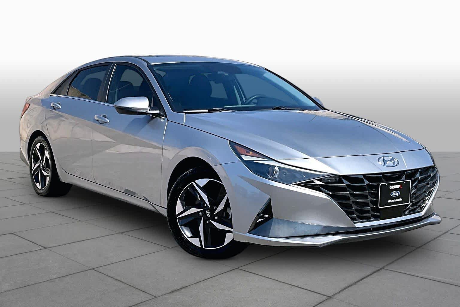 Used 2022 Hyundai Elantra SEL w/ Convenience + Premium Package FWD image 3