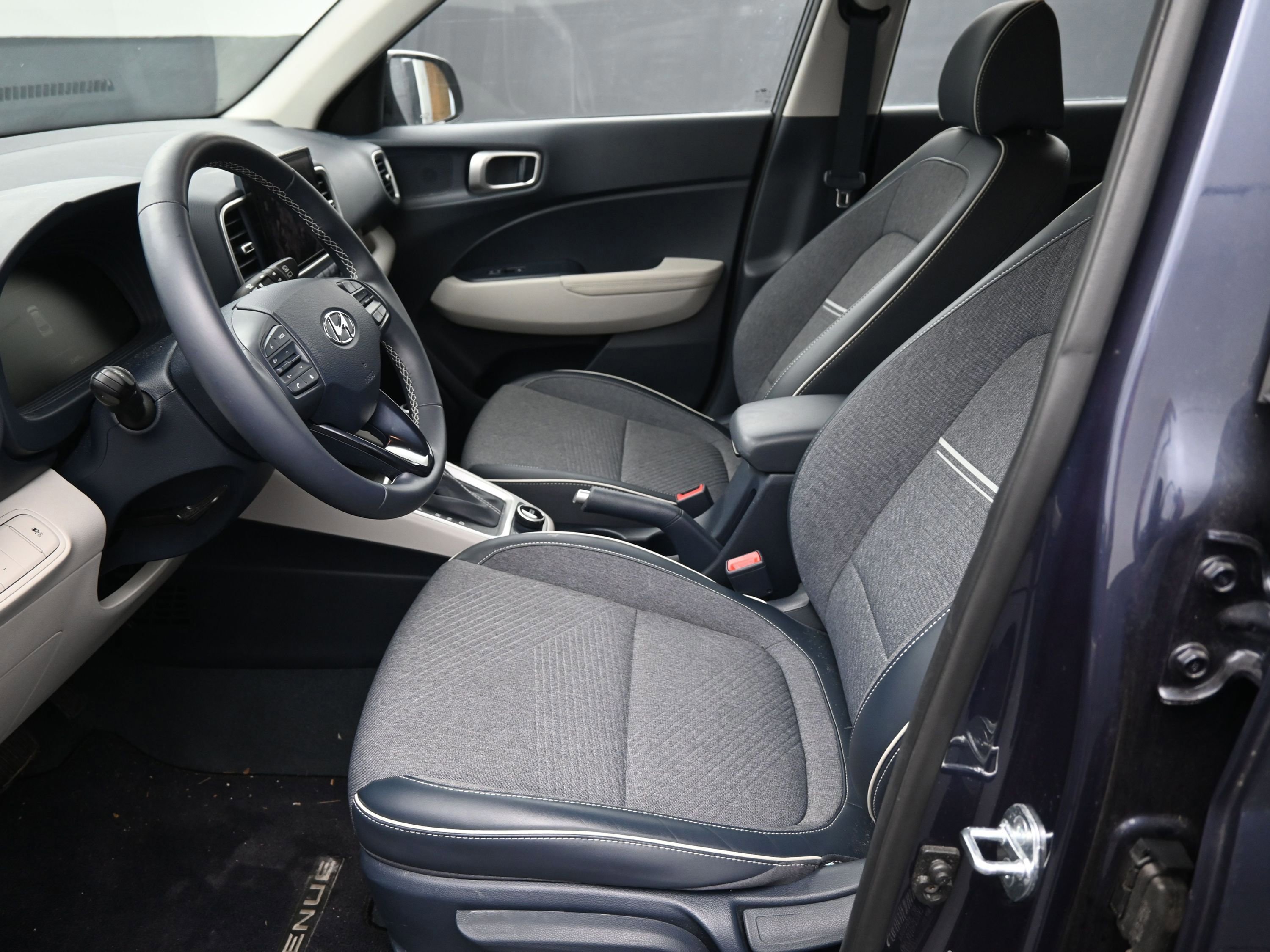 Used 2023 Hyundai Venue Limited w/ Cargo Package image 33