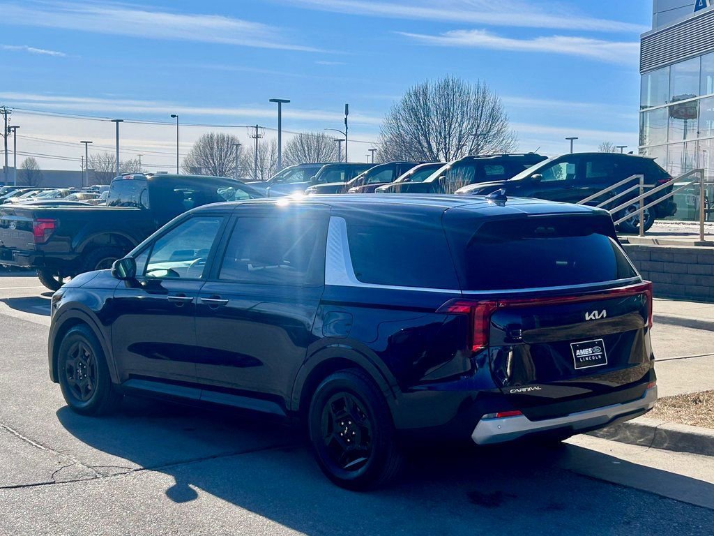 Used 2025 Kia Carnival image 4