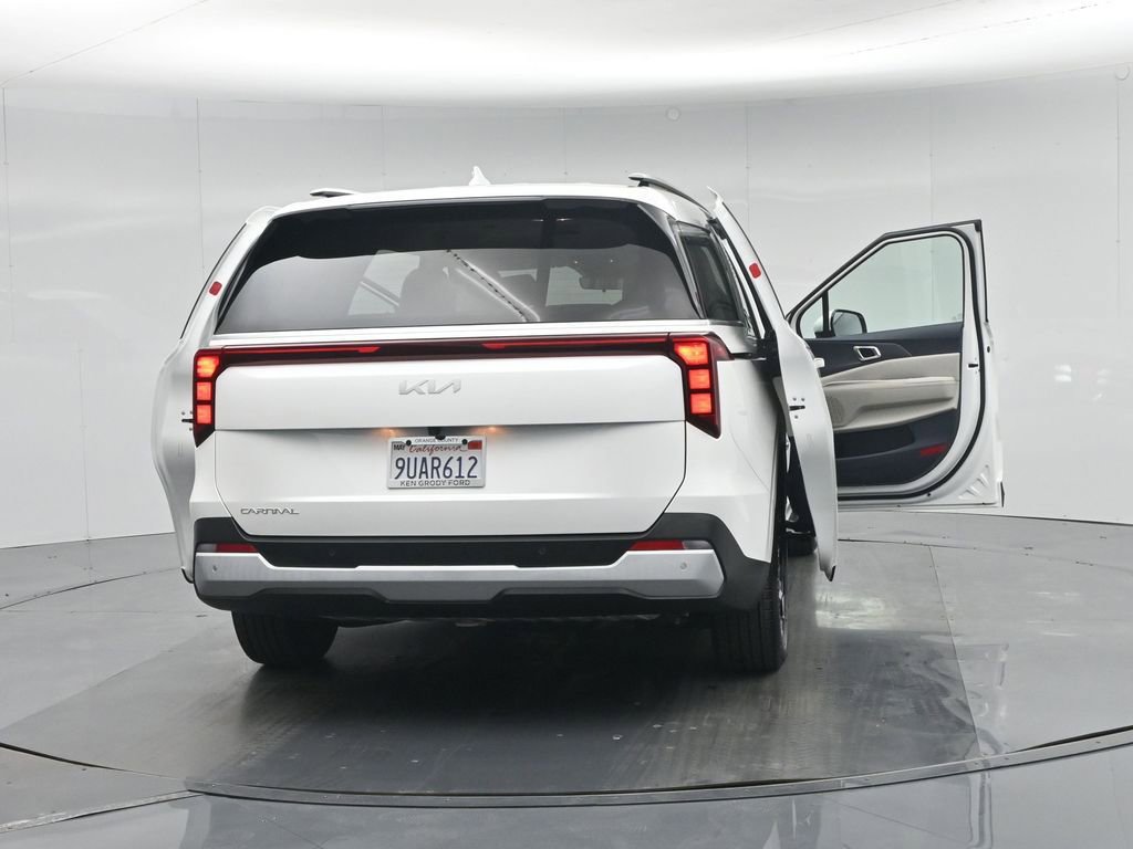 Used 2025 Kia Carnival EX image 34