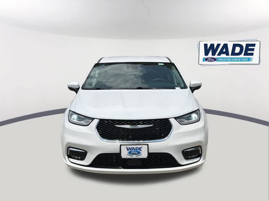 Used 2023 Chrysler Pacifica Touring-L FWD image 2